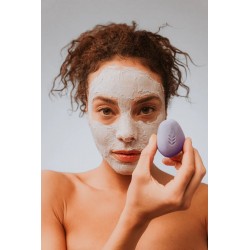 Femme qui applique l'exfoliant lissant d'Umaï