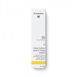 Packaging de la Crème solaire visage teintée SPF 30 Dr. Hauschka protection minérale naturelle