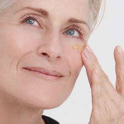 Utilisation du Sérum huileux régénérant intensif Dr. Hauschka pour le contour des yeux