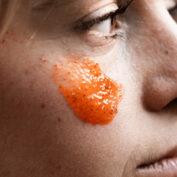 Application du Gommage visage éclat bio Endro